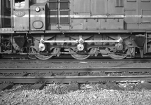 151548 Afbeelding van het loopwerk van de diesel-electrische rangeerlocomotief nr. 643 (serie 600) van de N.S. op het ...